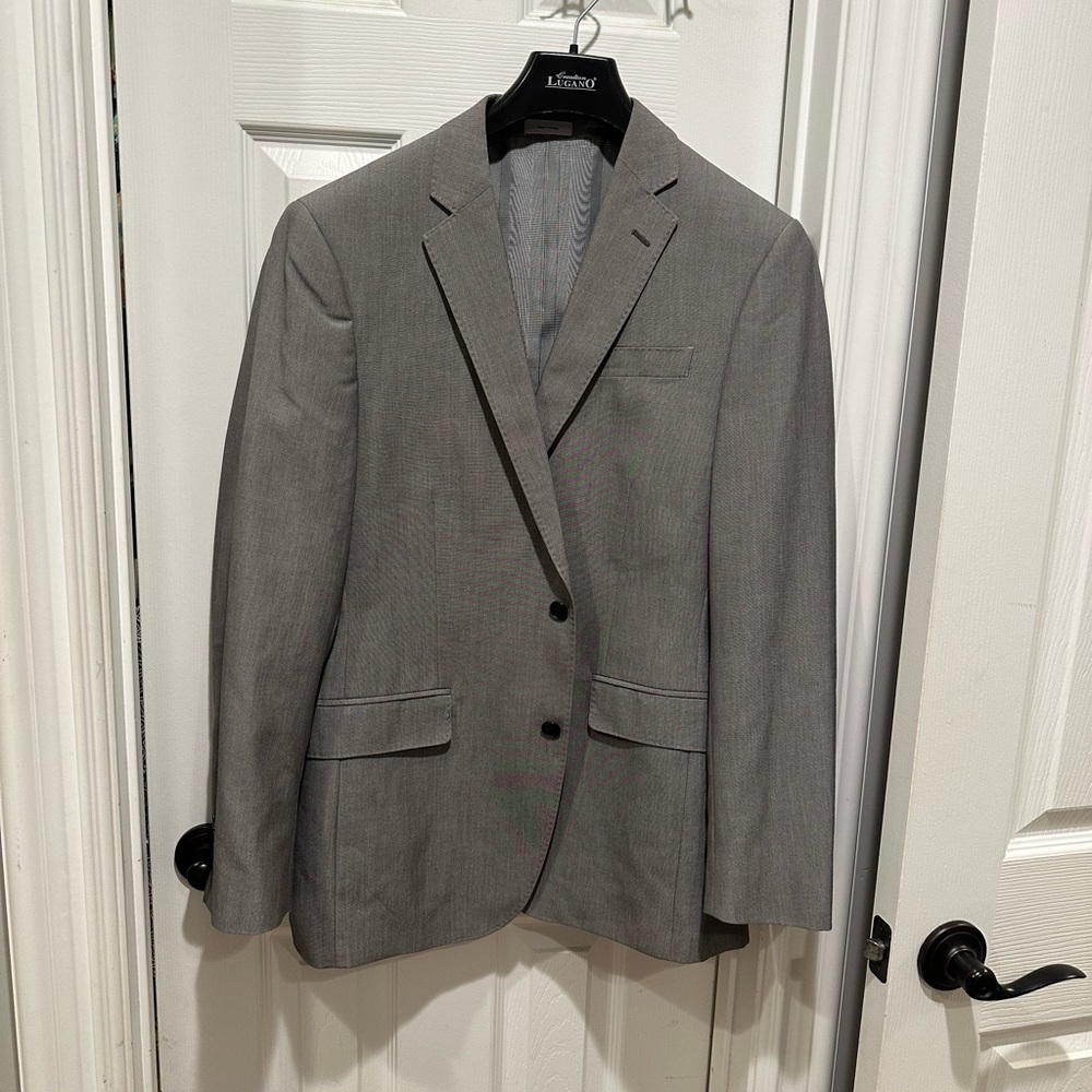 Men’s 42R Grey Suit with pants 34W X32 L.